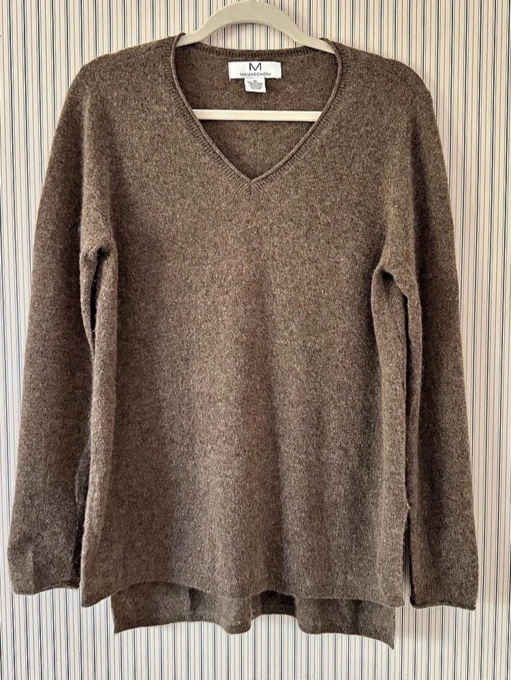 Magaschoni Cashmere V-Neck Sweater in Brown Size Medium